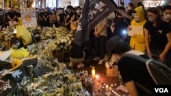 超过一万名香港市民响应网上号召6月15日晚到金钟太古广场外献花，悼念反送中运动首名牺牲性命的抗争者梁凌杰逝世一周年。 (美国之音/汤惠芸)