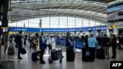 资料照：在英国伦敦希斯罗机场排队等待乘机的旅客。（2020年9月13日）