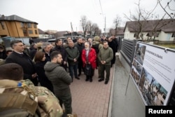 ولودیمیر زلنسکی، رئیس جمهوری اوکراین، در مراسم گرامیداشت اولین سالگرد آزادی بوچا از اشغال نیروهای روسیه. بوچا، اوکراین - ۳۱ مارس ۲۰۲۳ (۱۱ فروردین ۱۴۰۲)