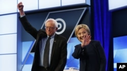 Bernie Sanders et Hillary Clinton, avant leur débat à Miami-Dade College in Florida, le 9 mars 2016.(AP Photo/Wilfredo Lee) 