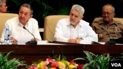 Presiden Kuba Raul Castro (kiri) Komandan Revolusi Kuba Ramiro Valdes (tengah) dan Menhan Kuba Jenderal Julio Casas Regueiro dalam Kongres Partai Komunis Kuba di Havana, Senin (18/4).