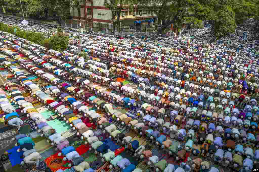 Tablighi Jamaat&#39;s Muslim devotees offer Friday prayers along a road in Dhaka.