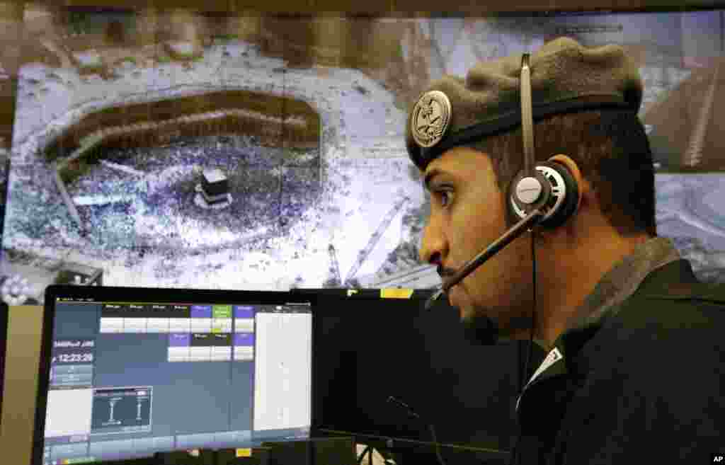 Polisi wa Saudi Arabia akiangalia harakati zinazoendelea katika msikiti wa Makka kwa kutumia katika Kompyuta ambayo imeunganishwa na kamera zilizowekwa ndani ya msikiti huo,.Saudi Arabia, Jumanne, Agosti. 6, 2019.