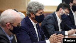 美国总统气候变化事务特使约翰·克里(John Kerry)在东京与日本环境事务官员举行会谈（路透社 2021年8月31日）