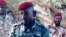 Le lieutenant général John Tshibangu entouré d’hommes armés, scandant des slogans pour un groupe appelé Forces Nouvelles du Congo, dans une vidéo postée sur les réseaux sociaux, le 18 janvier 2018. (Facebook)