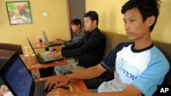 Para remaja Kamboja menggunakan internet (foto: dok). 