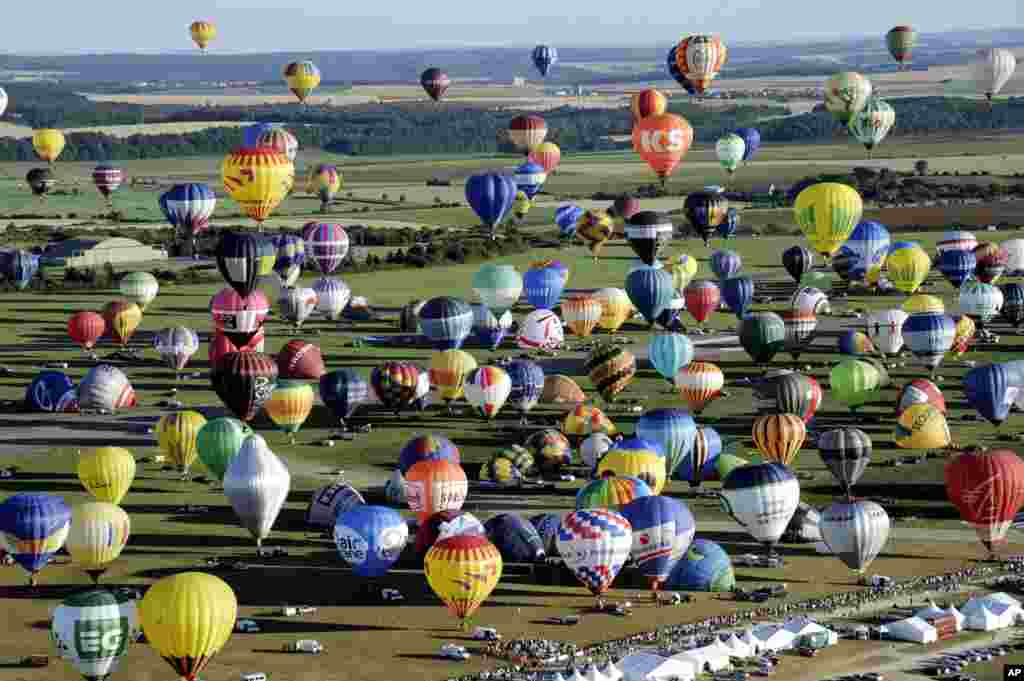Lebih dari 400 balon udara lepas landas di Chambley-Bussieres, Perancis timur, dalam upaya untuk memecahkan rekor dunia pelepasan balon udara secara bersama-sama.