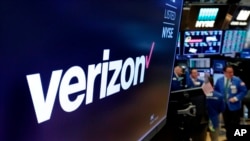 包括康卡斯特公司、美国电话电报公司和威瑞森通信公司在内的大型互联网提供商同意，如果用户由于冠状病毒引起的干扰而无法支付账单，在未来60天不会终止服务。图为威瑞森在纽约证券交易所的标志。(美联社2018年4月23日资料照)