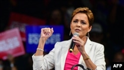 خانم کری لیک پیش از این سال‌ها مجری شبکه فاکس ۱۰ فینیکس آمریکا بود. آرشیو