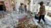 პალესტინელები ქალაქ ღაზაში დაბომბილ სახლს ამოწმებენ. 12 აგვისტო, 2024 წ.