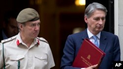 فیلیپ هاموند، وزیر خارجه بریتانیا (راست)