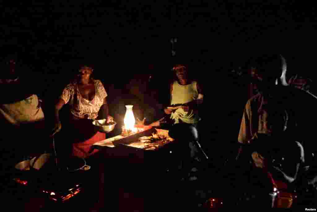 អ្នកលក់​អាហារ​តាម​ដងផ្លូវ​មួយ បន្ទាប់​ពី​ព្យុះ​សង្ឃរា Matthew បាន​បោកបក់​មក​លើ​ក្រុង Les Cayes ប្រទេស​ហៃទី កាល​ពី​ថ្ងៃ​ទី០៦ តុលា ឆ្នាំ​២០១៦។&nbsp;