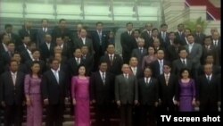 ព្រះមហាក្ស​នរោត្តម​សីហមុន្នី លោកនាយក​រដ្ឋមន្ត្រី​​ហ៊ុន​ សែន​និងមន្ត្រី​រដ្ឋាភិបាលជាន់​ខ្ពស់​ក្នុង​ពិធី​សម្ពោធន៍​​វិមាន​សន្តិភាព។​​