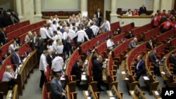 Para pendukung Yulia Tymoshenko di parlemen meninggalkan kursi mereka karena marah setelah pemungutan suara ditangguhkan, Rabu (13/11).