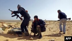 Müəmmər Qəzzafiyə sadiq qüvvələr rəqib döyüşçülərin nəzarəti altında olan şəhərlərə daxil olur