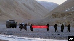中国军人在中印边界举起"你已跨境，请回去"的横幅(资料照片)
