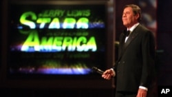 杰瑞·刘易斯在电视马拉松募集节目开始前暂停。（1995年9月3日）