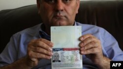 یک عراقی که بخاطر ممنوعیت جدید، از مصر به عراق بازگردانده شد. 