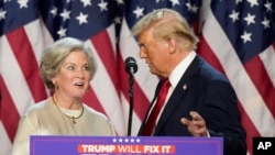 2024年11月6日，唐纳德·特朗普 (Donald Trump) 在佛罗里达州西棕榈滩举行的选举之夜观察会上将苏西·威尔斯 (Susie Wiles) 带到了演讲台。这位当选总统已选择威尔斯担任白宫办公厅主任。