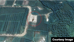 구글 어스에 공개된 '국립우주연구원(CNES)'과 '에어버스'가 촬영한 8월27일자 신포 조선소 일대 위성사진. 잠수함발사탄도미사일(SLBM) 사출 시험대(원 안)가 그대로 있는 모습이 보인다. 사진제공=CNES/Airbus (via Google Earth)