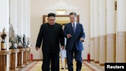 문재인 한국 대통령(오른쪽)과 김정은 북한 국무위원장이 지난 19일 평양 백화원 영빈관의 정상회담장으로 걸어가면서 대화를 나누고 있다. 평양사진공동취재단.