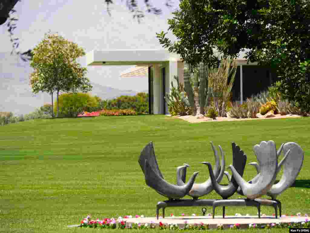 &nbsp;迎宾鸟雕塑（美国之音国符拍摄）