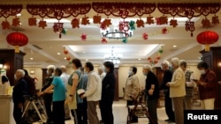 北京和悦家国际颐养社区的老人们排队吃午饭。（2021年5月26日）