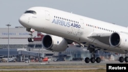 Pesawat Airbus A350 tinggal landas di Toulouse, Perancis (foto: ilustrasi). 