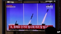 资料照片：韩国民众观看报道朝鲜试射导弹的电视画面（2020年4月14号）。