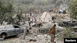 Një ushtar libanez inspekton zonën e dëmtuar nga një sulm ajror izraelit në rajonin e Aitous, një zonë e banuar kryesisht me të krishterë në pjesën veriore të Libanit, sipas autoriteve shtetërore, më 14 tetor, 2024/Reuters