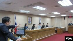 台湾立法院外交及国防委员会4月2号质询的情形 （美国之音张永泰拍摄）