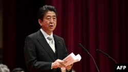日本首相安倍晋三在日本一所国防学院的毕业典礼上讲话。（2018年3月18日）