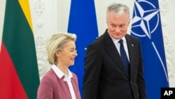 立陶宛总统瑙塞达（右）与欧委会主席冯德莱恩在维尔纽斯举行会谈。（2021年11月28日）