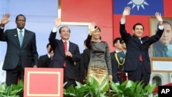 (右起)马英九，马夫人，王金平和外国贵宾在国庆大会上