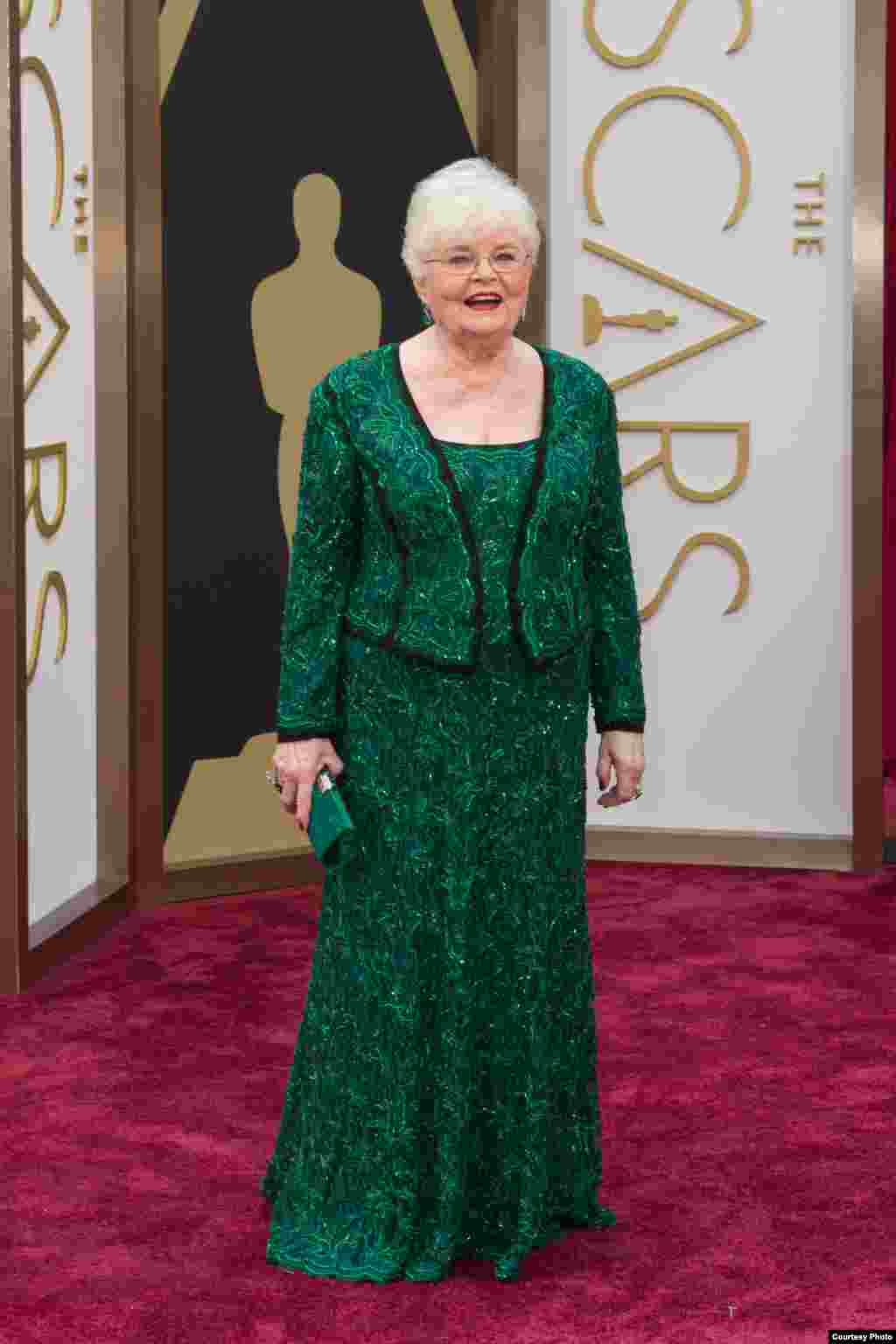 Aktris veteran Jane Squibb tiba di karpet merah Academy Awards ke-86.