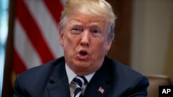 ប្រធានាធិបតី​សហរដ្ឋ​អាមេរិក ដូណាល់​ ត្រាំ ថ្លែង​ក្នុង​​កិច្ចប្រជុំគណៈរដ្ឋមន្ត្រី​នៅ​ក្នុង​សេតវិមាន​កាលពីថ្ងៃពុធ​​ ទី០៩ ឧសភា ឆ្នាំ ២០១៨ ក្នុង​រដ្ឋ​ធានី​វ៉ាស៊ីនតោន។