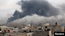 2023年12月10日，在以色列与巴勒斯坦伊斯兰组织哈马斯之间持续不断的冲突中，以色列发动袭击后，加沙地带南部的汗尤尼斯冒出浓烟。 (路透社图片）