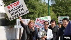 지난 2011년 미국 민간단체가 워싱턴 주재 중국대사관 앞에서 중국 정부의 탈북자 강제북송 중단을 촉구하는 시위를 벌이고 있다. (자료사진)