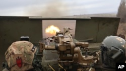 乌克兰士兵在巴赫穆特附近的前沿阵地向俄军开火。（2023年3月18日）