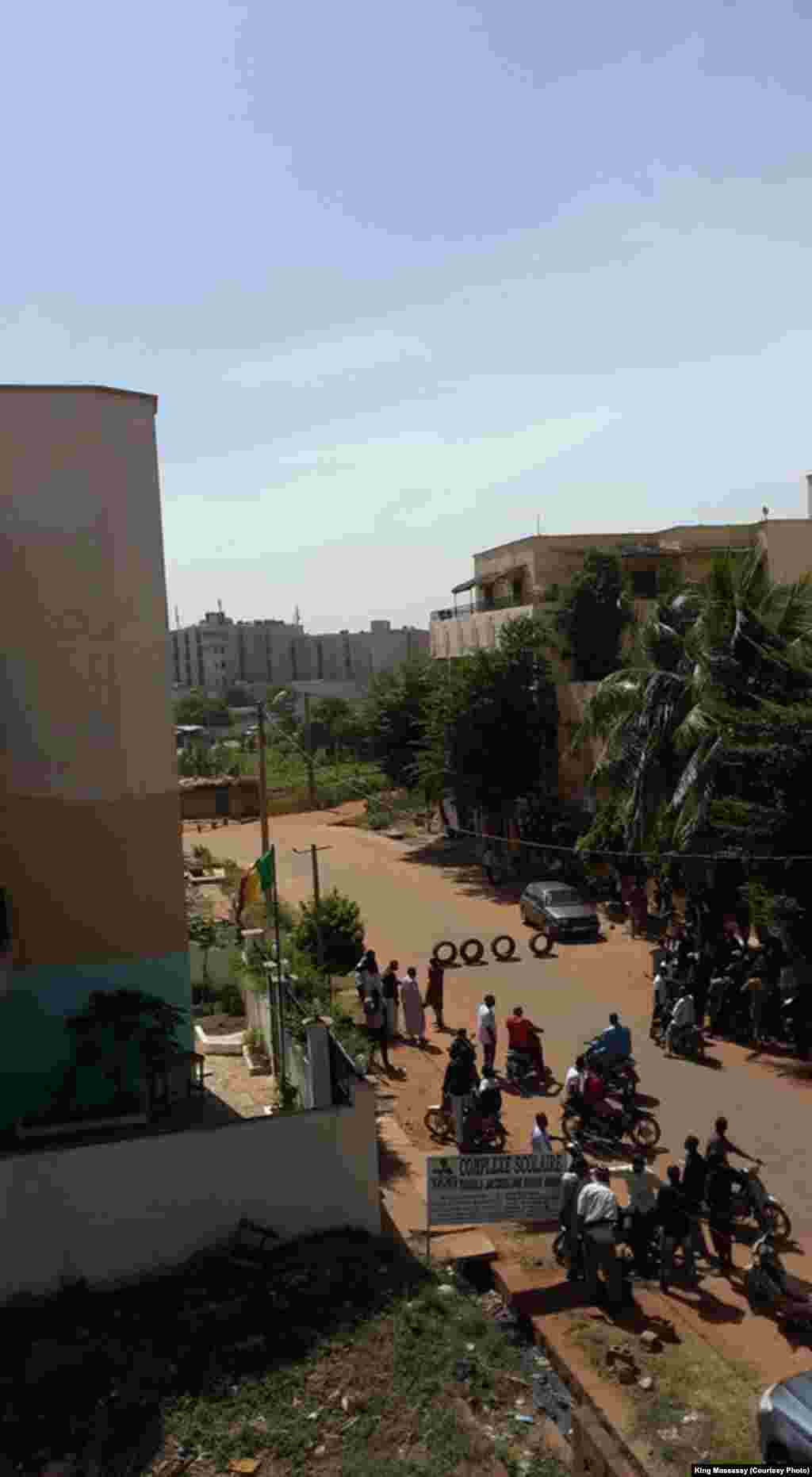 Quelques personnes dans une rue de Bamako près de l'hôtel Radisson attaqué par des jihadistes, Mali, 20 novembre 2015. Crédit King Massassy