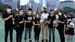 流亡英国的前香港众志创党主席罗冠聪（左二），5月6日在社交网站上传去年与黄之锋（左三起），袁嘉蔚，朱凯迪，何桂蓝，梁凯晴及张昆阳（左一）参与六四 烛光集会的照片。（罗冠聪社交网站图片）