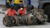 Petugas KNKT memeriksa mesin pesawat Boeing 737 Max 8 milik maskapai LionAir yang jatuh di Laut Jawa, 29 Oktober 2018 lalu (foto: dok).
