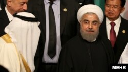 برخورد حسن روحانی رئیس جمهوری ایران و ملک سلمان پادشاه عربستان در حاشیه نشست سران سازمان همکاری اسلامی در ترکیه - فروردین ۱۳۹۵