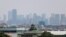 Asap polusi menyelimuti gedung-gedung pencakar langit di Jakarta, 9 Agustus, 2023. (Foto: Willy Kurniawan/Reuters) 
