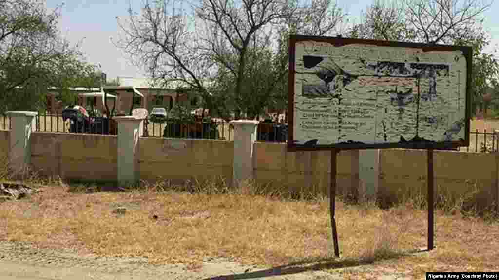 Kofar babban asibitin garin Gudumbali dake Jihar Borno a bayan an kwato garin. An samu hoton bayan da zaratan sojojin Najeriya suka sake fatattakar &#39;yan Boko Haram daga garin dake Jihar Borno