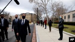 آنتونی بلینکن در مقابل ساختمان وزارت خارجه ایالات متحده