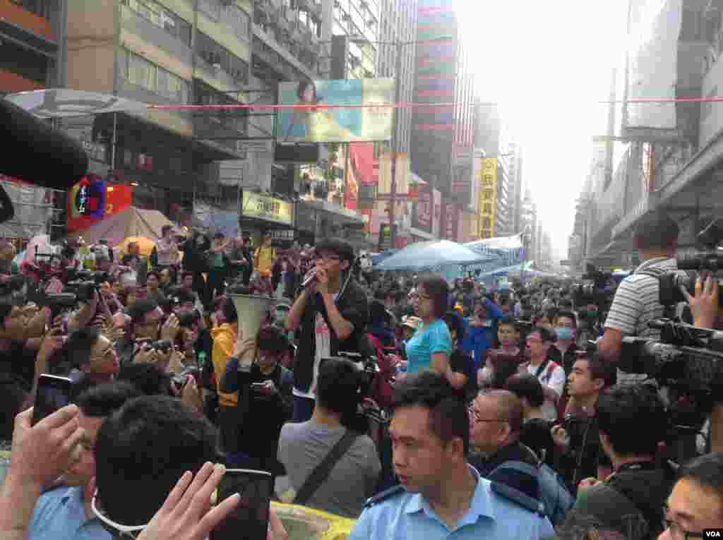 香港警方星期三上午展开强行清场行动（美国之音海彦 拍摄)。