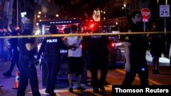 نظارت پلیس بر اعمال منع عبور و مرور در ساحل میامی ایالت فلوریدا در طول تعطیلات میان ترم بهار - ۲۰ مارس ۲۰۲۱