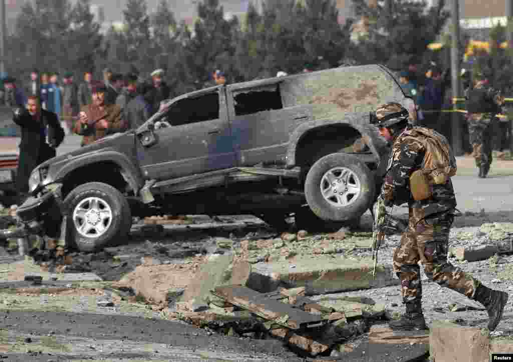 កងកម្លាំង​សន្តិសុខ​អាហ្វហ្គានីស្ថាន​ពិនិត្យ​មើល​កន្លែង​រង​ការ​ផ្ទុះ​នៅ​ក្រុង​កាប៊ុល។&nbsp;