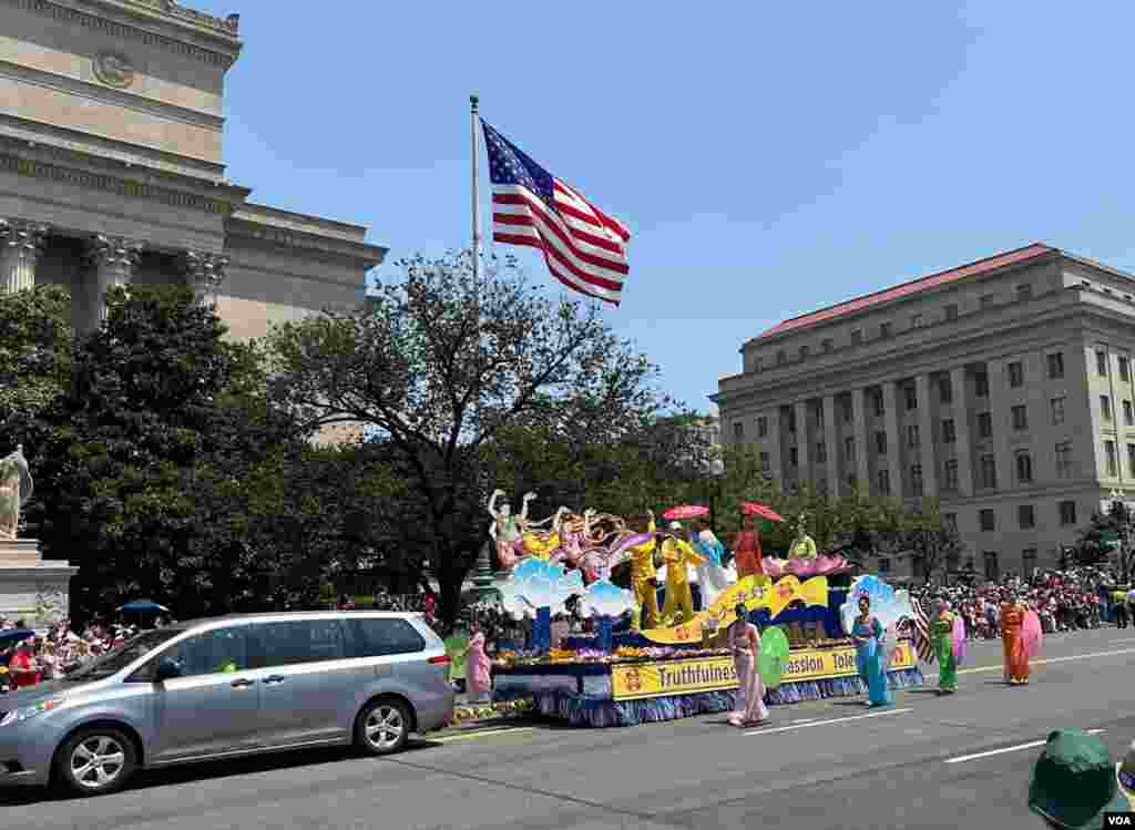 华盛顿独立日庆祝游行街头即景。(2025年7月4日)